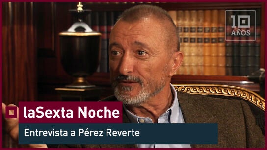 El escritor Arturo P&eacute;rez-Reverte considera que los pol&iacute;ticos son c&oacute;mplices, se necesitan mutuamente. "Tras pelearse en el Parlamento, fuera les falta besarse en la boca casi con lengua". Esa tensi&oacute;n entre unos y otros es la que, seg&uacute;n el propio Reverte, ha trasladado a su nuevo libro 'Hombres buenos'. "Quer&iacute;a demostrar que es posible ser bueno hasta en momentos terribles en los que estamos enfrentados".