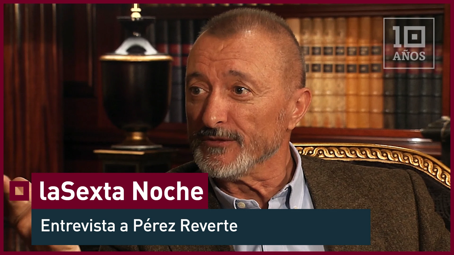 El escritor Arturo Pérez-Reverte considera que los políticos son cómplices, se necesitan mutuamente. "Tras pelearse en el Parlamento, fuera les falta besarse en la boca casi con lengua". Esa tensión entre unos y otros es la que, según el propio Reverte, ha trasladado a su nuevo libro 'Hombres buenos'. "Quería demostrar que es posible ser bueno hasta en momentos terribles en los que estamos enfrentados".