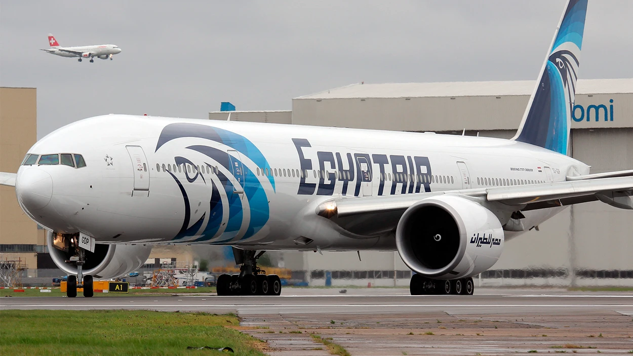 Un avión de Egyptair Un avión de la compañía Egyptair