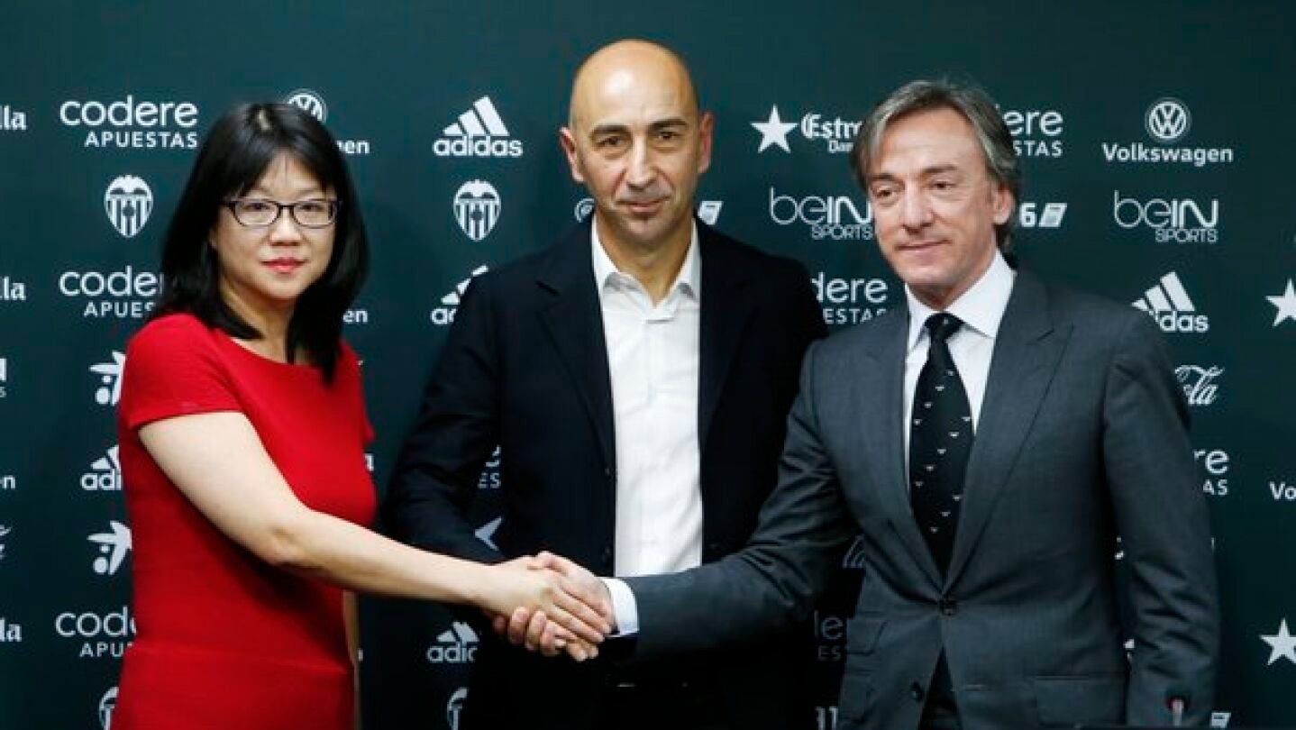 Ayestar&aacute;n posa en su presentaci&oacute;n como t&eacute;cnico del Valencia
