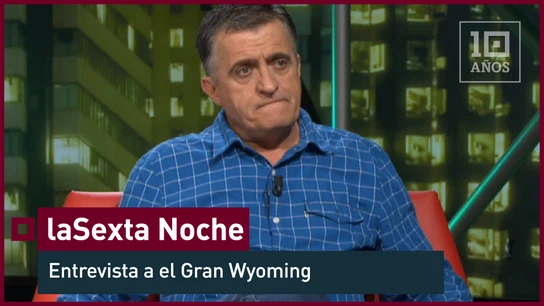Wyoming: "Legisla y trinca: la puerta giratoria" El Gran Wyoming ha criticado en 'laSexta Noche' la práctica de muchos políticos de pasarse a la empresa privada cuando dejan tareas de gobierno: "Lo llaman 'puerta giratoria' pero eso se llama 'trincar'". En su opinión, esta práctica de "recoger los huevos que han puesto en todas las cestas cuando estaban en el Gobierno" les permite "ser asesores de cosas en las que no tienen ni puñetera idea".
