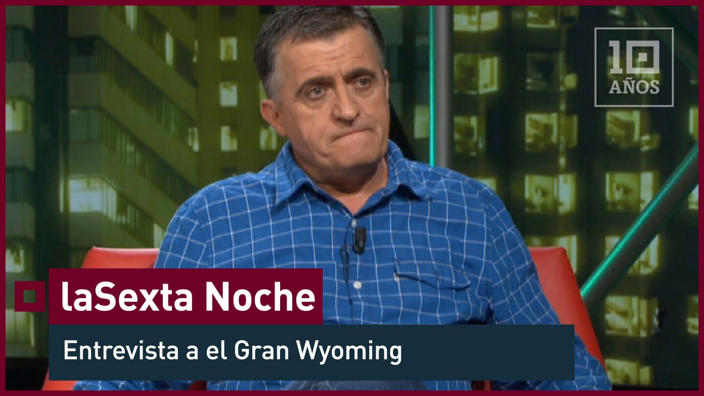 El Gran Wyoming ha criticado en 'laSexta Noche' la pr&aacute;ctica de muchos pol&iacute;ticos de pasarse a la empresa privada cuando dejan tareas de gobierno: "Lo llaman 'puerta giratoria' pero eso se llama 'trincar'". En su opini&oacute;n, esta pr&aacute;ctica de "recoger los huevos que han puesto en todas las cestas cuando estaban en el Gobierno" les permite "ser asesores de cosas en las que no tienen ni pu&ntilde;etera idea". 