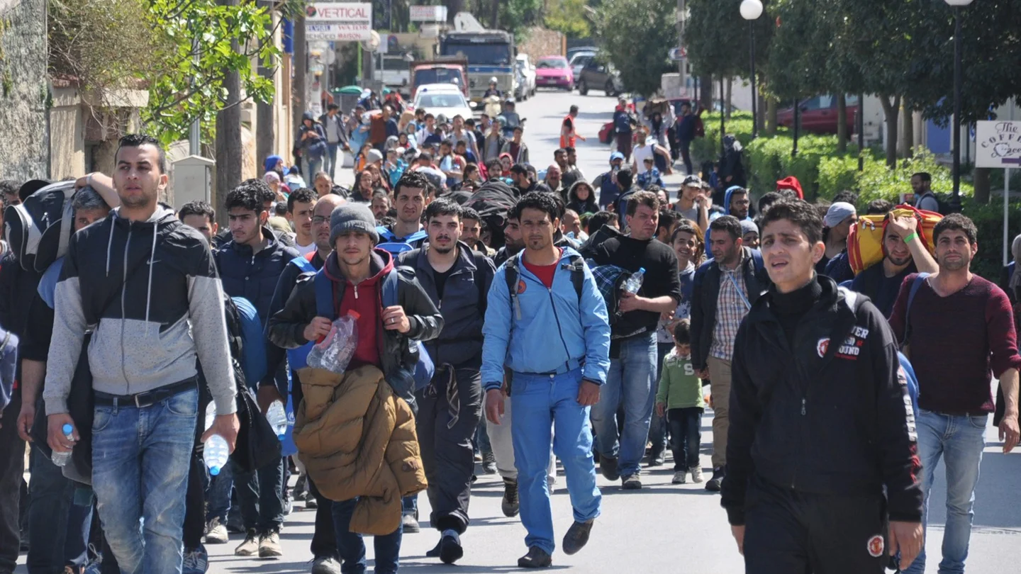Inmigrantes caminan por una calle de la isla de Quíos Inmigrantes caminan por una calle de la isla de Quíos