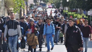 Inmigrantes caminan por una calle de la isla de Quíos
