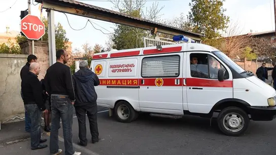 Una ambulancia transporta a un soldado armenio herido a un hospital en Armenia Una ambulancia transporta a un soldado armenio herido a un hospital en Armenia
