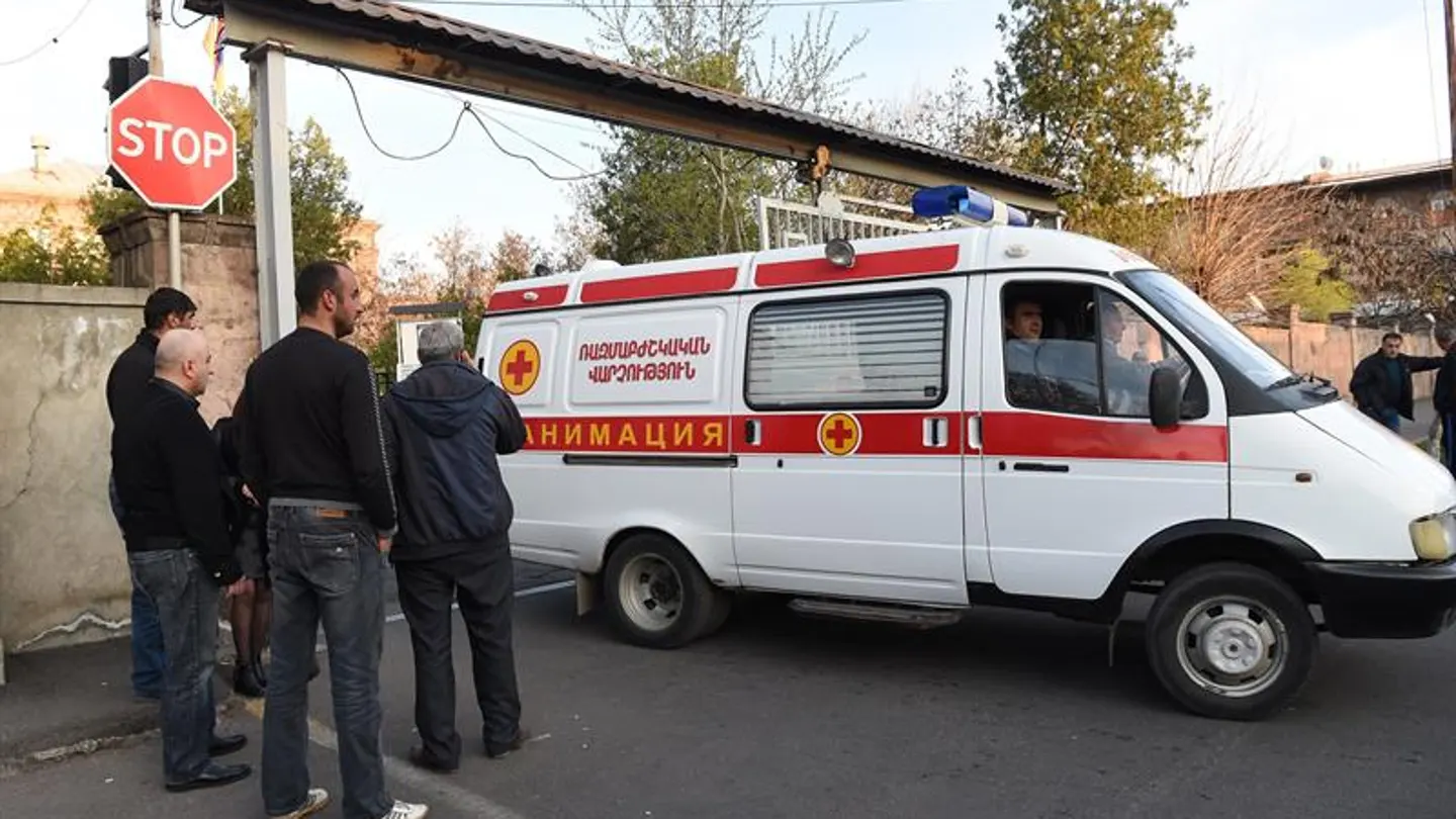 Una ambulancia transporta a un soldado armenio herido a un hospital en Armenia Una ambulancia transporta a un soldado armenio herido a un hospital en Armenia