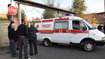 Una ambulancia transporta a un soldado armenio herido a un hospital en Armenia