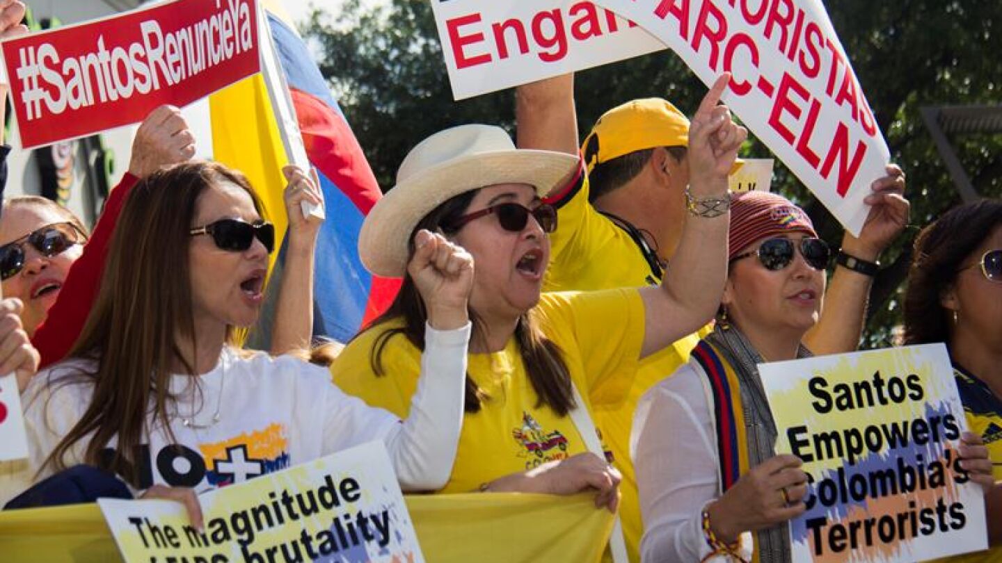Manifestanes participan en una marcha en contra el gobierno de Colombia