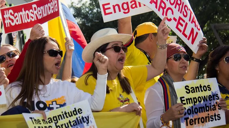 Manifestanes participan en una marcha en contra el gobierno de Colombia Manifestanes participan en una marcha en contra el gobierno de Colombia