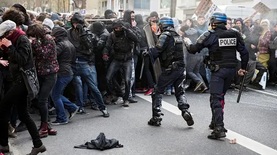 Manifestantes se enfrentan a la Policía en París Manifestantes se enfrentan a la Policía en París