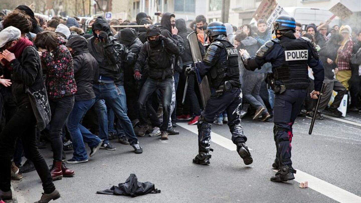 Manifestantes se enfrentan a la Polic&iacute;a en Par&iacute;s