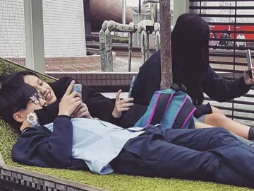 Jóvenes enganchados al móvil Jóvenes enganchados al móvil