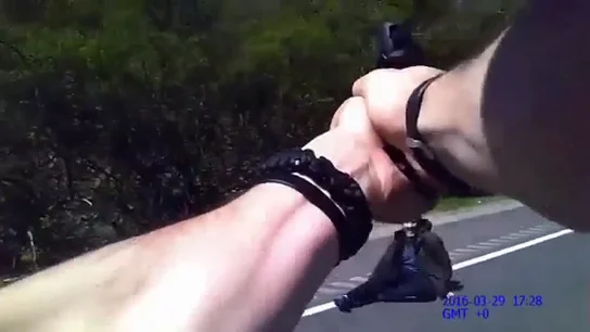 Un policía apunta a un sospechos en Ohio Un policía apunta a un sospechos en Ohio