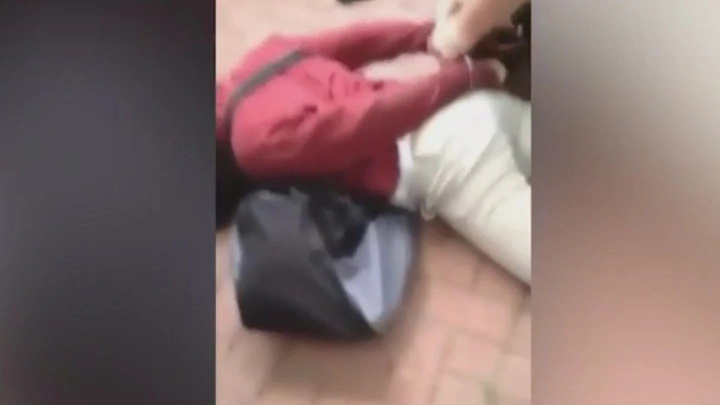 Imagen de la joven tendida en el suelo Imagen de la joven tendida en el suelo