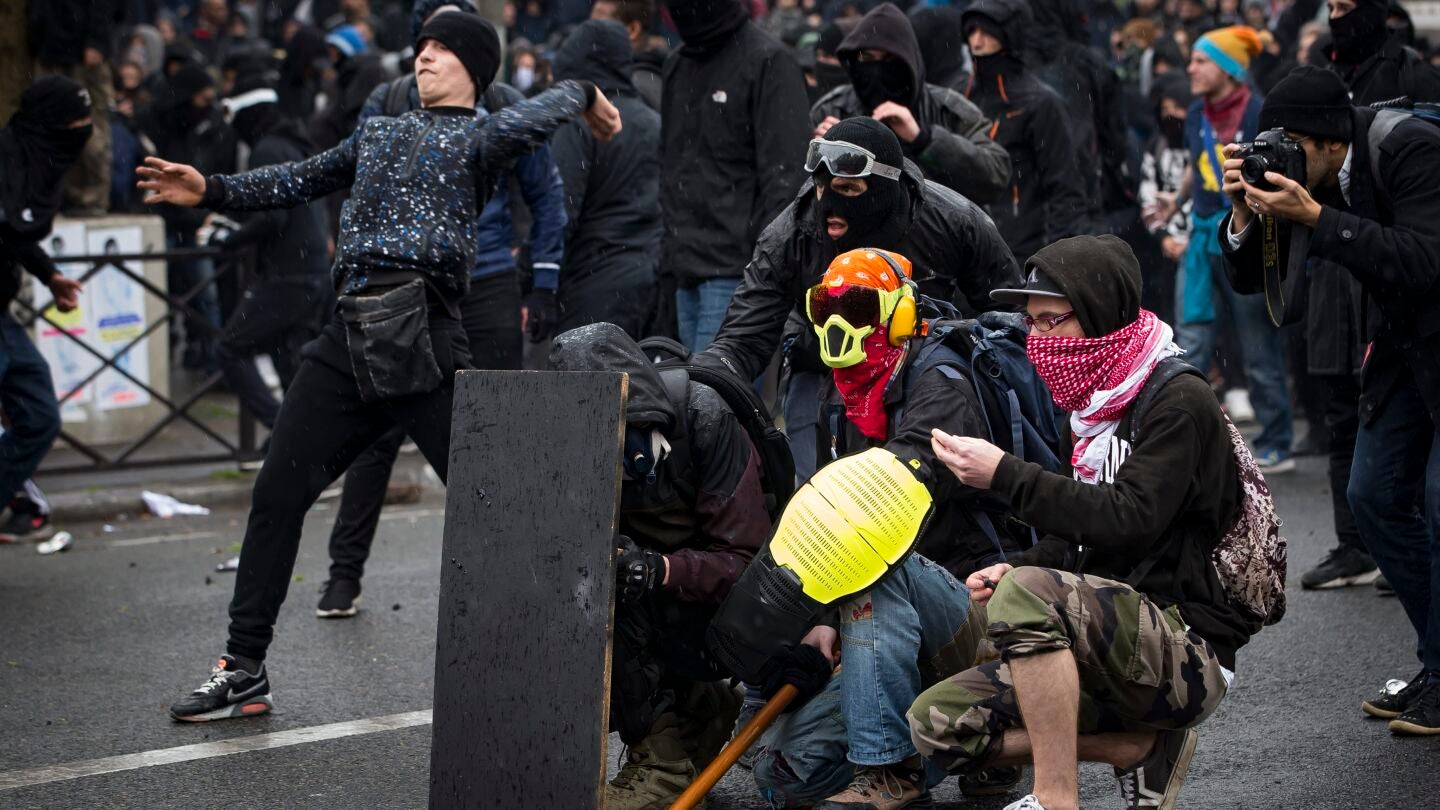 Batalla entre manifestantes y polic&iacute;a en Francia