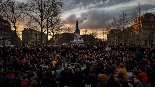 Vista general de los asistentes a un plant&oacute;n del movimiento "La Nuit Debout"
