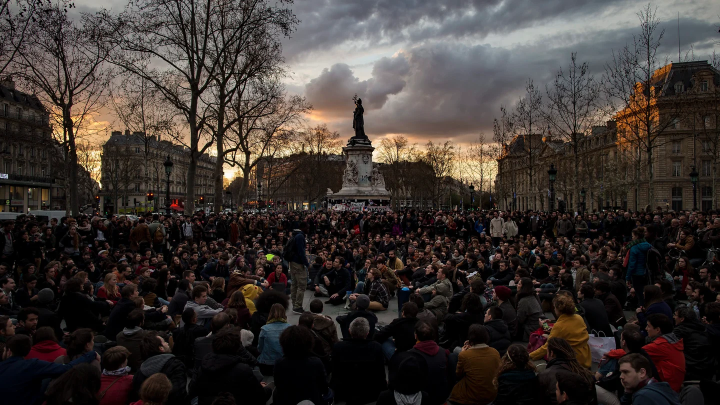 Vista general de los asistentes a un plantón del movimiento "La Nuit Debout" Vista general de los asistentes a un plantón del movimiento "La Nuit Debout"
