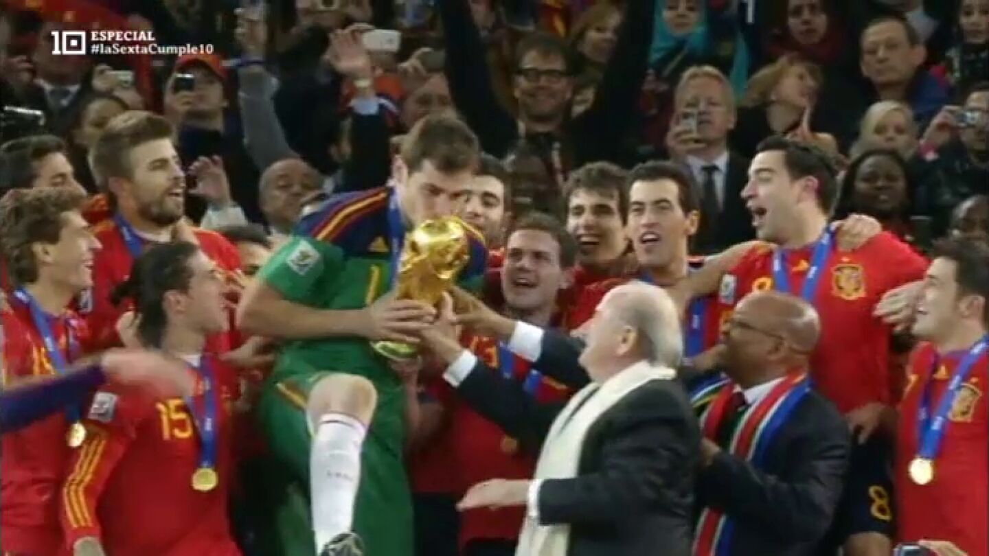 Espa&ntilde;a alz&oacute; el Mundial de f&uacute;tbol en 2010