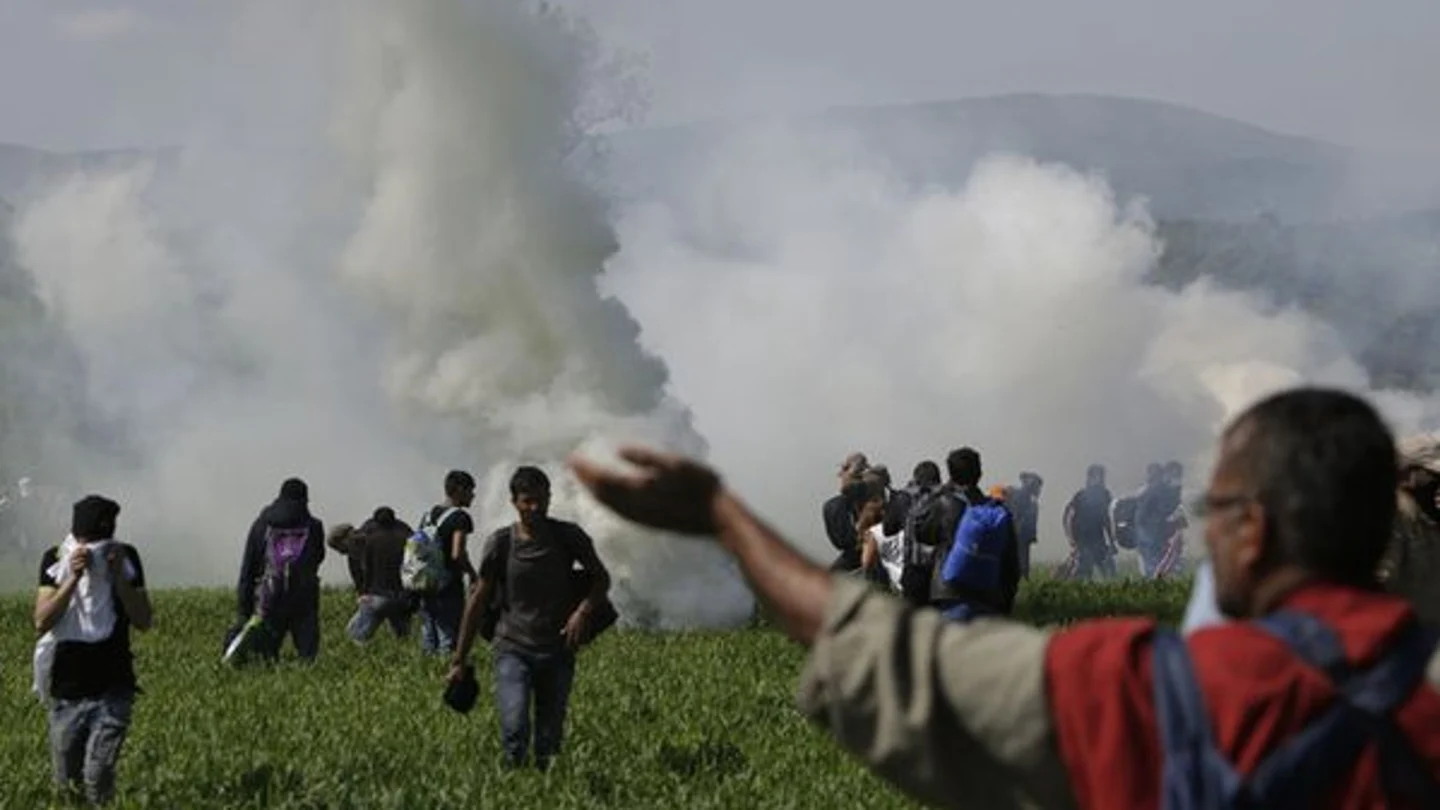 Cerca de 300 personas atendidas tras el lanzamiento de gas lacrimógeno por la policía macedonia Cerca de 300 personas atendidas tras el lanzamiento de gas lacrimógeno por la policía macedonia