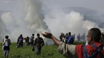 Cerca de 300 personas atendidas tras el lanzamiento de gas lacrimógeno por la policía macedonia
