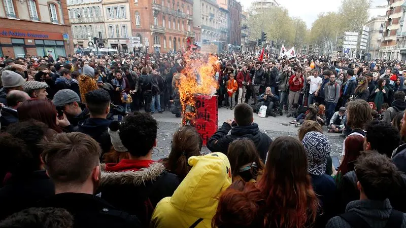 Incidentes entre los manifestantes y la polic&iacute;a en varias ciudades del pa&iacute;s