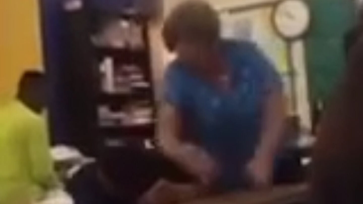 Imagen de la profesora golpeando al alumno