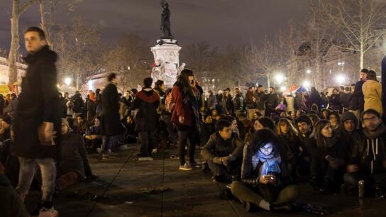 Estudiantes franceses se concentran en la Nuit Debout de Par&iacute;s
