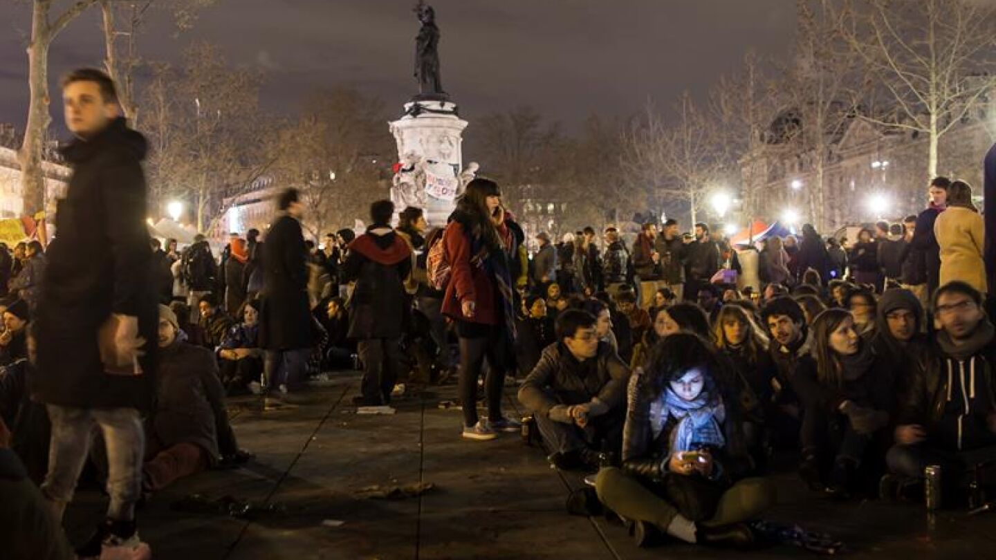Estudiantes franceses se concentran en la Nuit Debout de Par&iacute;s