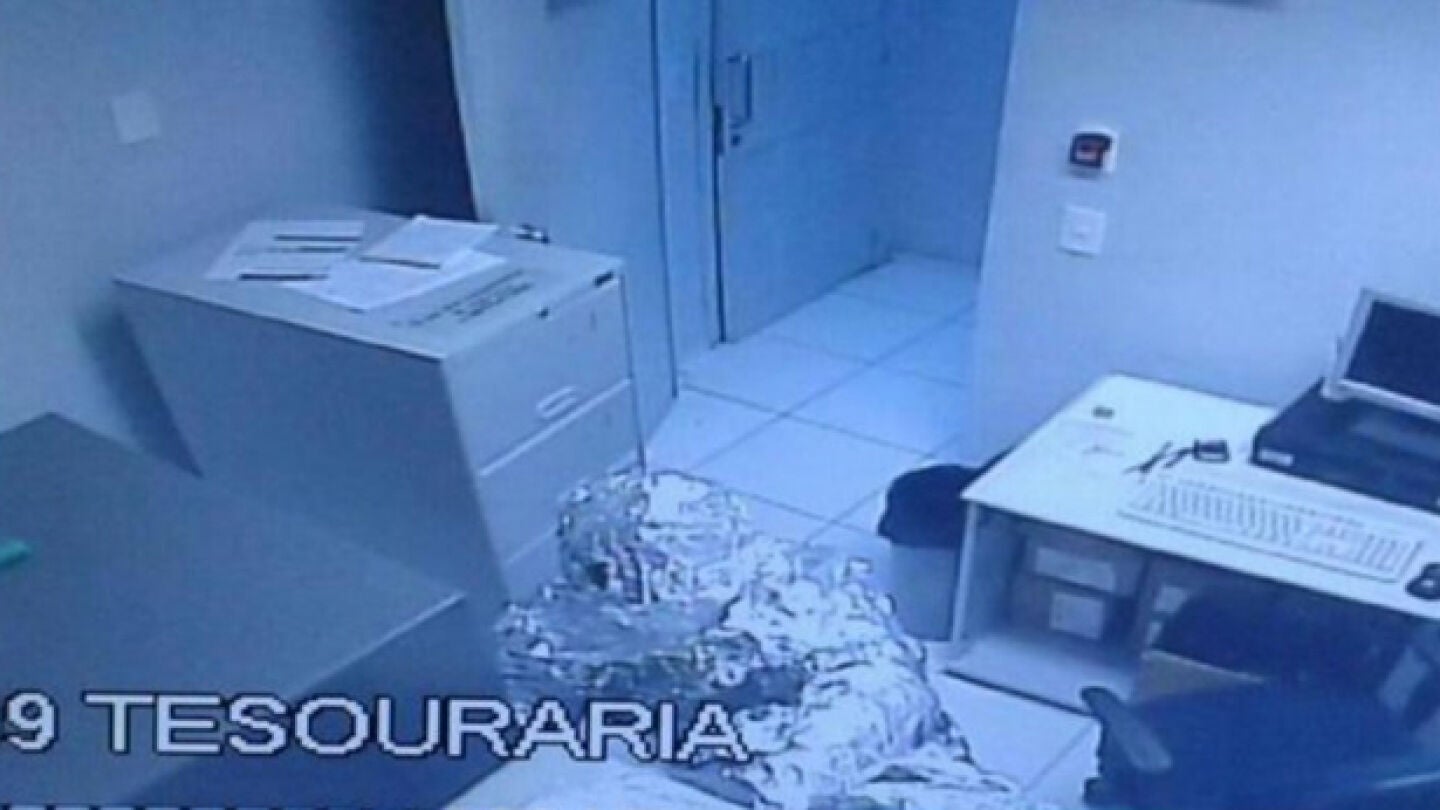 Imagen de los hombres, grabada por el sistema de seguridad del banco