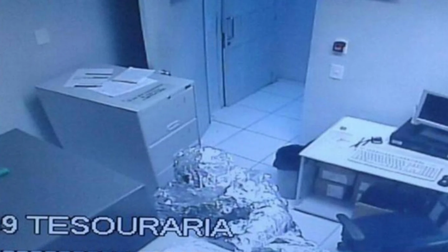 Imagen de los hombres, grabada por el sistema de seguridad del banco Imagen de los hombres, grabada por el sistema de seguridad del banco