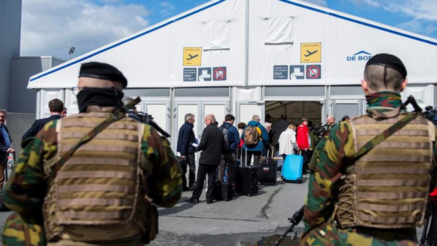 Medidas de seguridad frente al aeropuerto de B&eacute;lgica (Archivo)