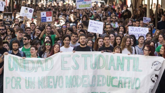 Cientos de estudiantes se manifest&aacute;ndose en las calles de Murcia
