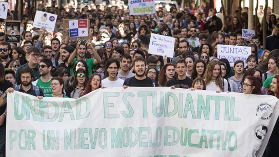 Cientos de estudiantes se manifestándose en las calles de Murcia Cientos de estudiantes se manifestándose en las calles de Murcia