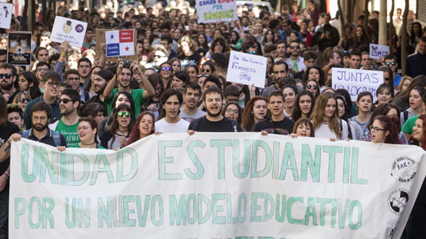 Cientos de estudiantes se manifestándose en las calles de Murcia Cientos de estudiantes se manifestándose en las calles de Murcia