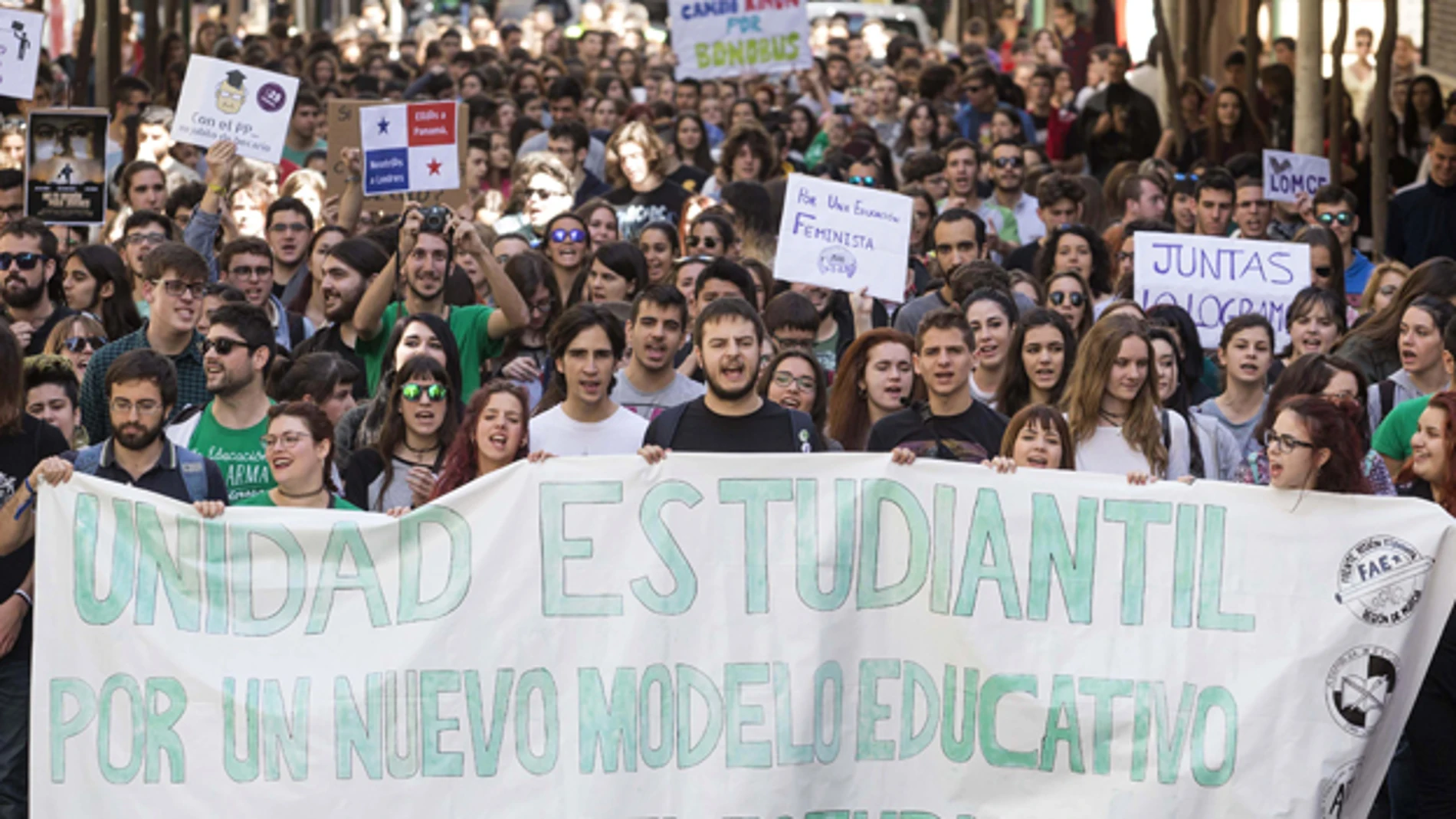 Cientos de estudiantes se manifestándose en las calles de Murcia