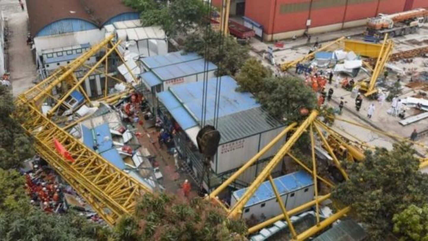 Una gr&uacute;a cae por el temporal en China