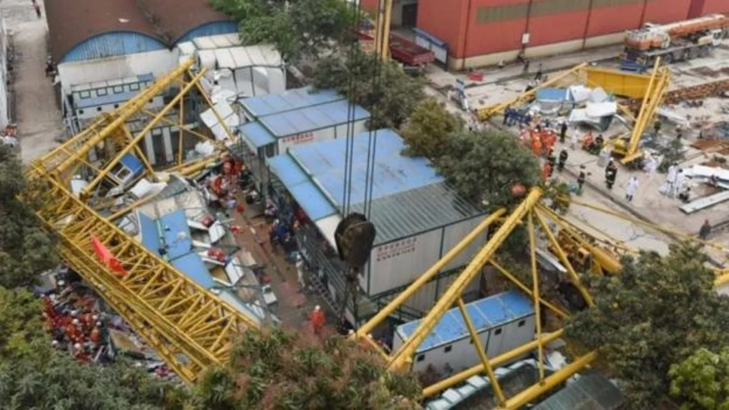 Una grúa cae por el temporal en China Una grúa cae por el temporal en China