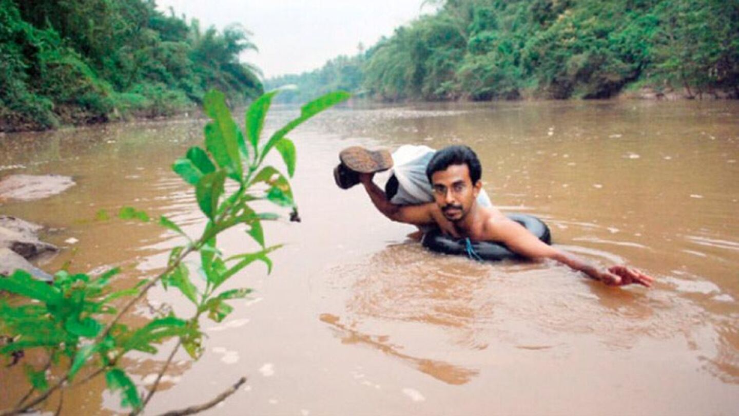 Abdul Malik, el profesor indio que cruza nadando un r&iacute;o para dar clase