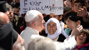 El papa a su llegada a Lesbos