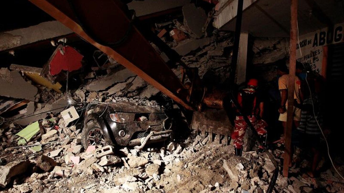 Los servicios de rescate interviniendo en la zona del terremoto de Ecuador.