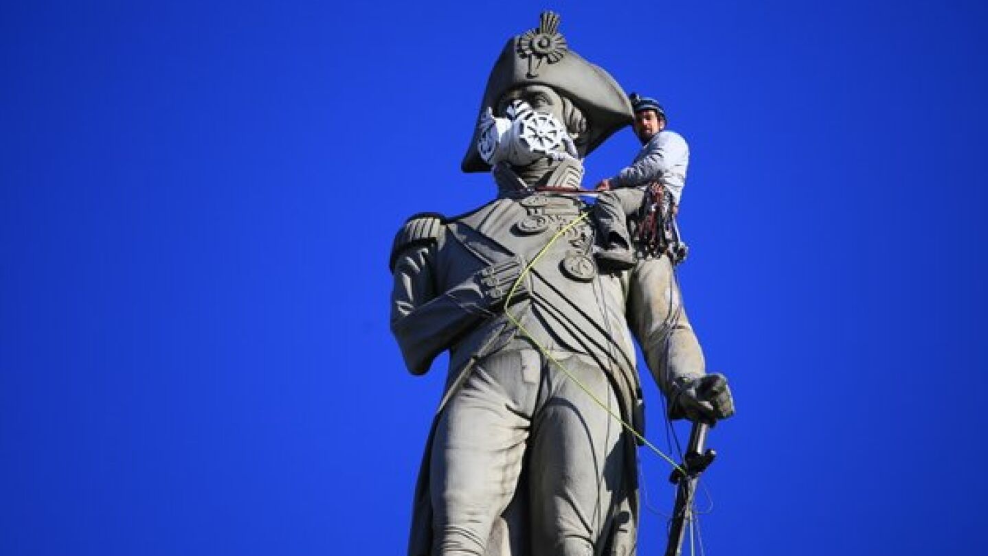 Greenpeace coloca una m&aacute;scara en la estatua de Lord Nelson