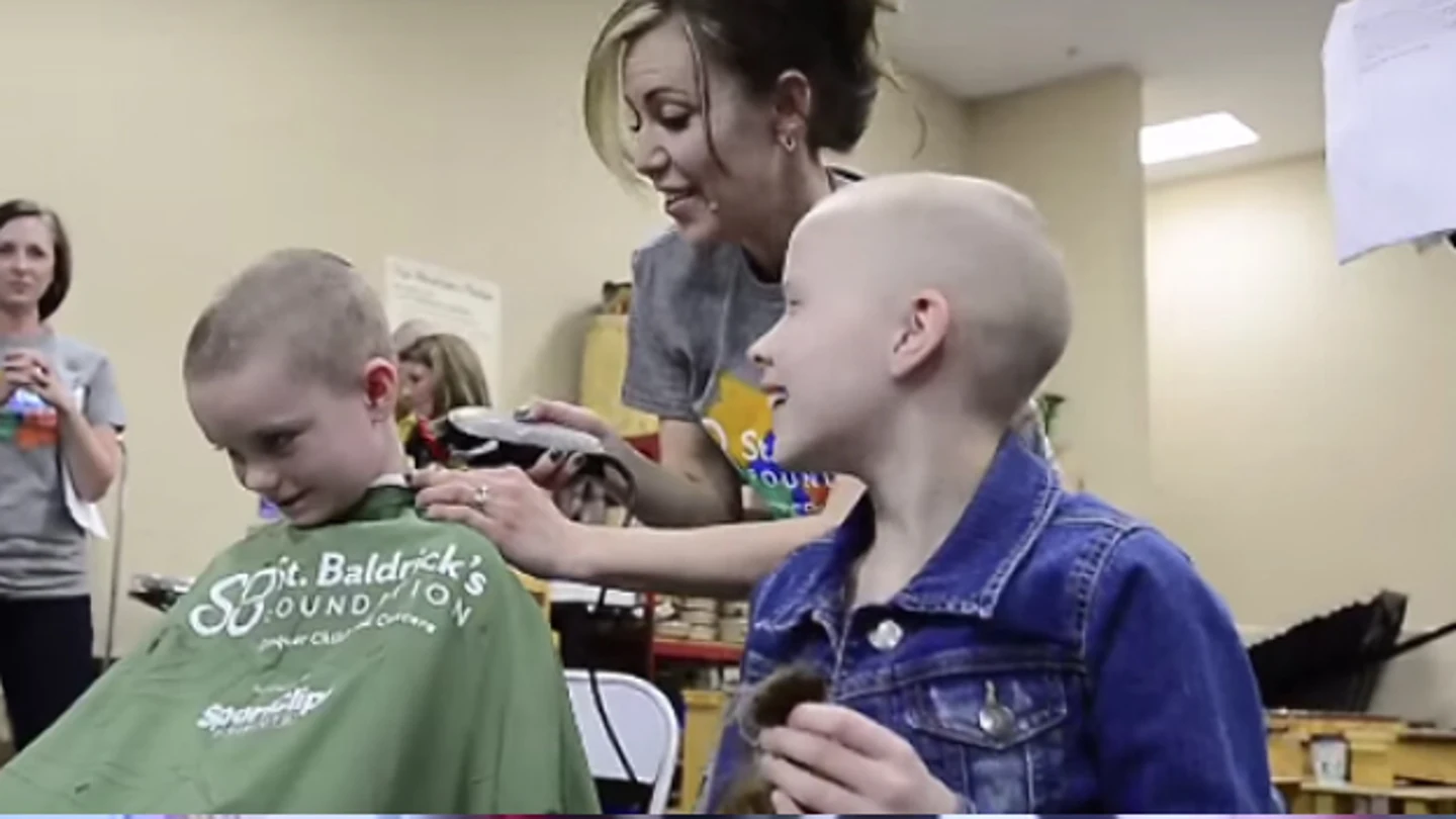 Imagen de los alumnos rapándose el pelo Imagen de los alumnos rapándose el pelo