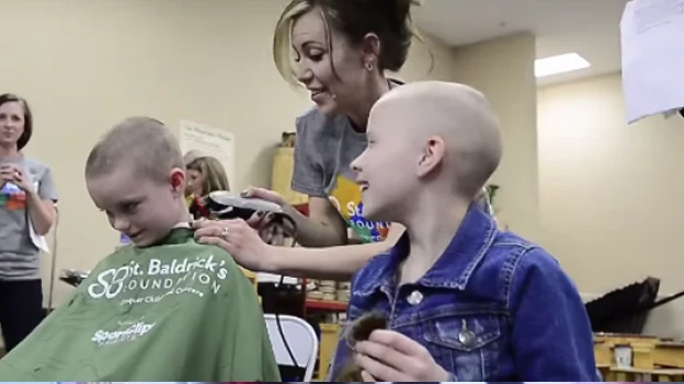 Imagen de los alumnos rapándose el pelo Imagen de los alumnos rapándose el pelo