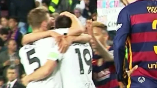 Neymar pega una colleja a Barragán Neymar pega una colleja a Barragán