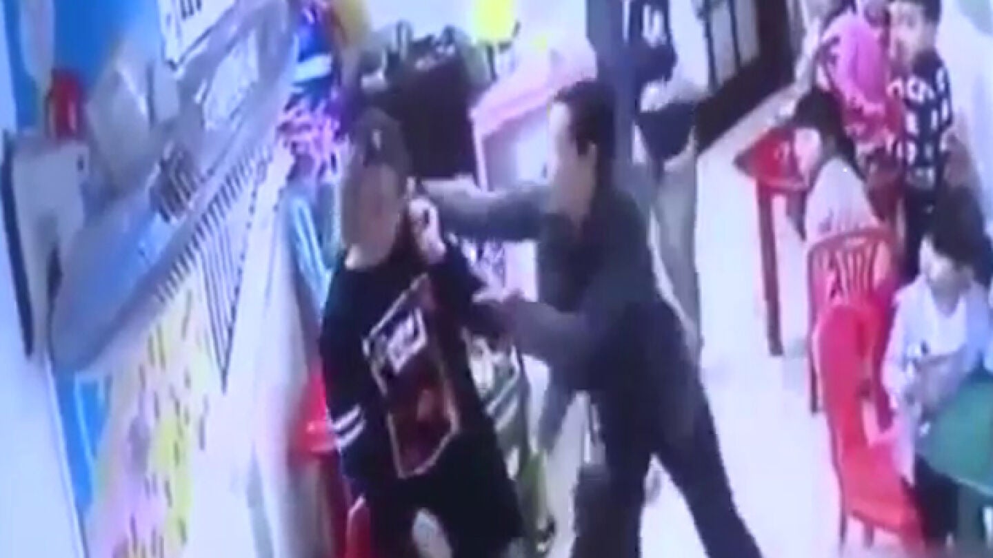 Imagen de la abuela golpeando a la profesora