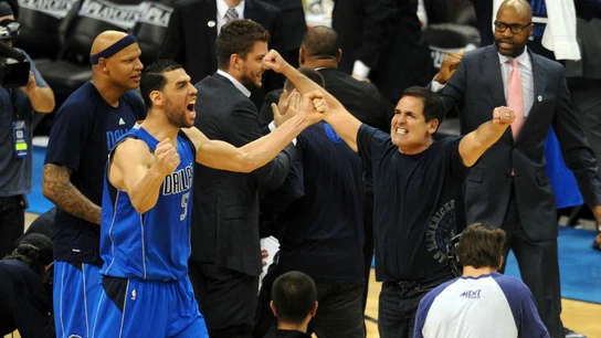 Mejri y Mark Cuban celebran el triunfo de los Mavericks en Oklahoma Mejri y Mark Cuban celebran el triunfo de los Mavericks en Oklahoma