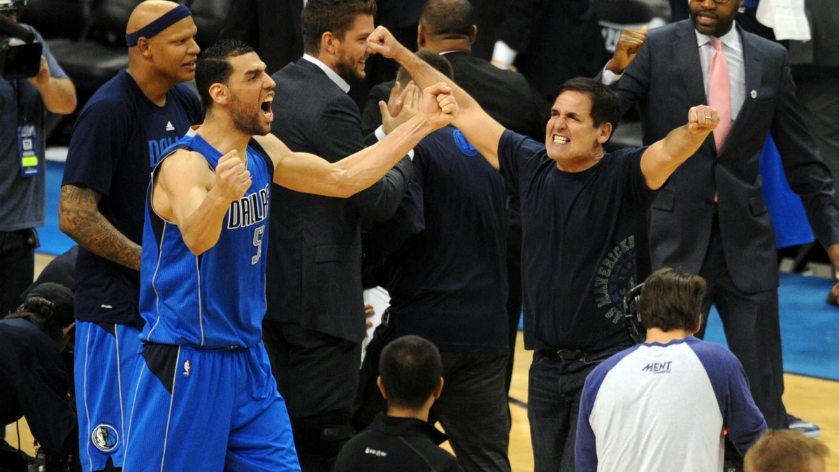 Mejri y Mark Cuban celebran el triunfo de los Mavericks en Oklahoma