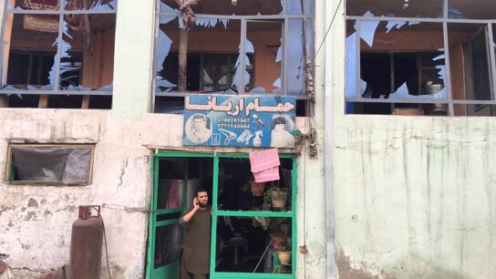Una tienda de Kabul da&ntilde;ada por un atentado