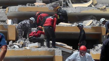 Equipos de rescate trabajan en una zona afectada por el terremoto de Ecuador
