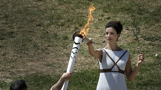 La antorcha olímpica, siendo encendida en Grecia La antorcha olímpica, siendo encendida en Grecia